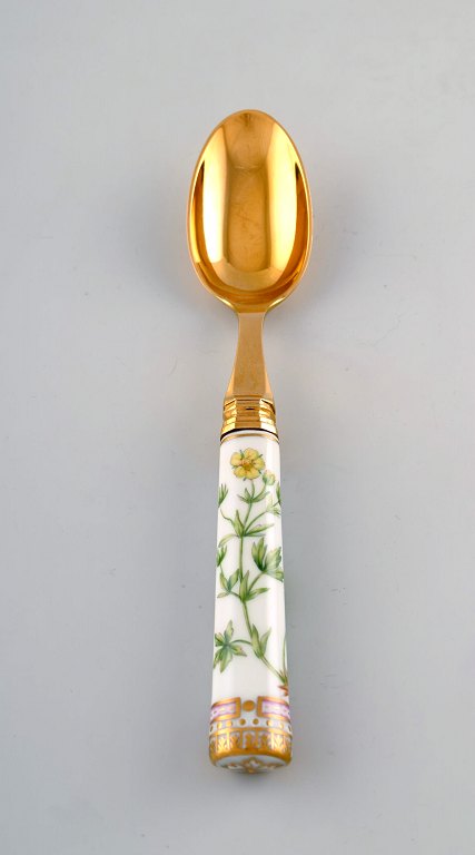 Georg Jensen for Royal Copenhagen. "Flora Danica" spiseske af forgyldt 
sterlingsølv. Skafte af porcelæn dekoreret i farver og guld med blomster.