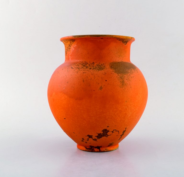 Svend Hammershøi for Kähler, HAK. Vase i glaseret stentøj. Smuk orange 
uranglasur. 1940