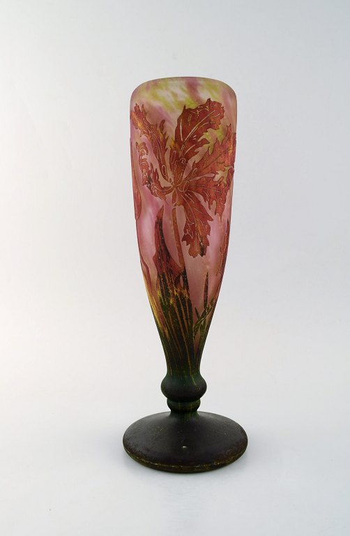 Stor og imponerende Daum Nancy art nouveau cameo vase i mundblæst kunstglas med 
bladværk i relief. Dateret 1905.