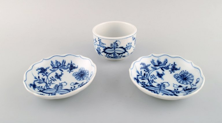 Stadt Meissen blue onion pattern. Small vase and two bowls. Mid 20th century.
