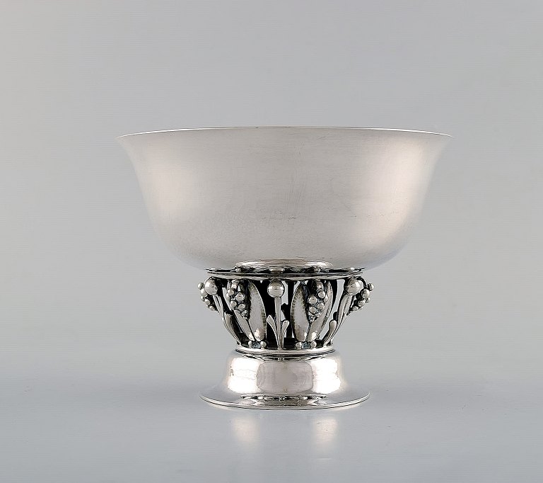 Georg Jensen. "Louvre" bowl / compote in sterling silver. Art nouveau style with 
nature
