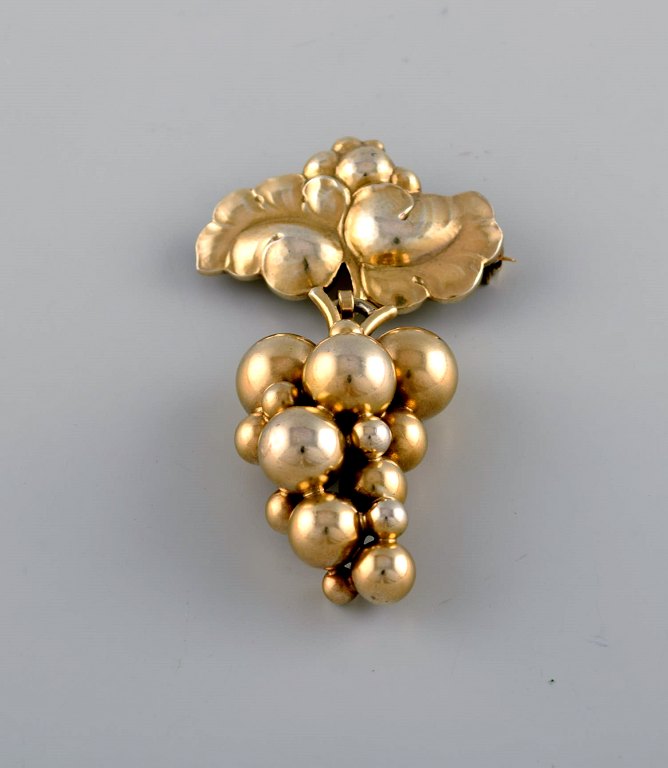 Harald Nielsen for Georg Jensen. Sjælden og tidlig "Vindrue" broche i forgyldt 
sterlingsølv. Dateret 1933-44.