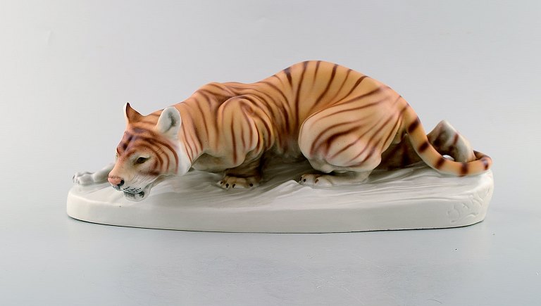 Otto Jarl for the Royal Dux. Large impressive porcelain figure of crouching 
tiger. 1940