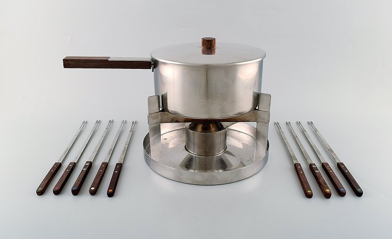 Arne Jacobsen for Stelton. "Cylinda Line" fondue sæt i rustfrit stål og teaktræ 
med ni tilhørende spyd. 1970