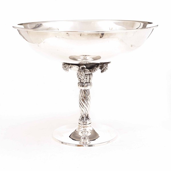 A very large silverplate ice pail in the manner of Georg Jensen. H: 42cm. D: 
52cm