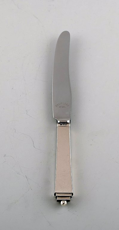 Georg Jensen "Pyramid" lunch knife in sterling silver and stainless steel. Dated 
1933-44. Six pieces in stock.