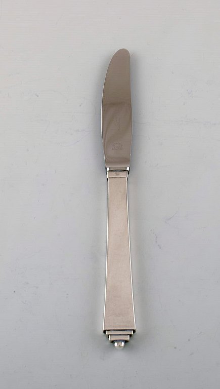 Georg Jensen "Pyramide" middagskniv i sterlingsølv og rustfrit stål. To stk på 
lager.
