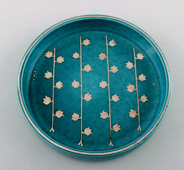 Wilhelm Kåge for Gustavsberg. Large Argenta dish/bowl in ceramics decorated with 
leaves and branches in silver inlaid. Sweden 1940
