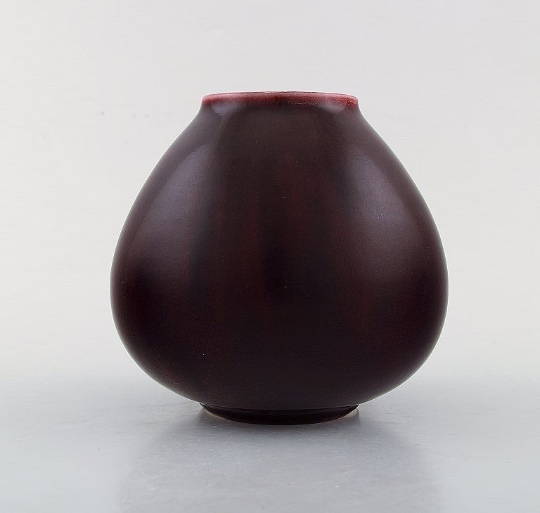 Carl Halier for Royal Copenhagen. Unika keramikvase i smuk okseblodsglasur. 
Dateret 1934.