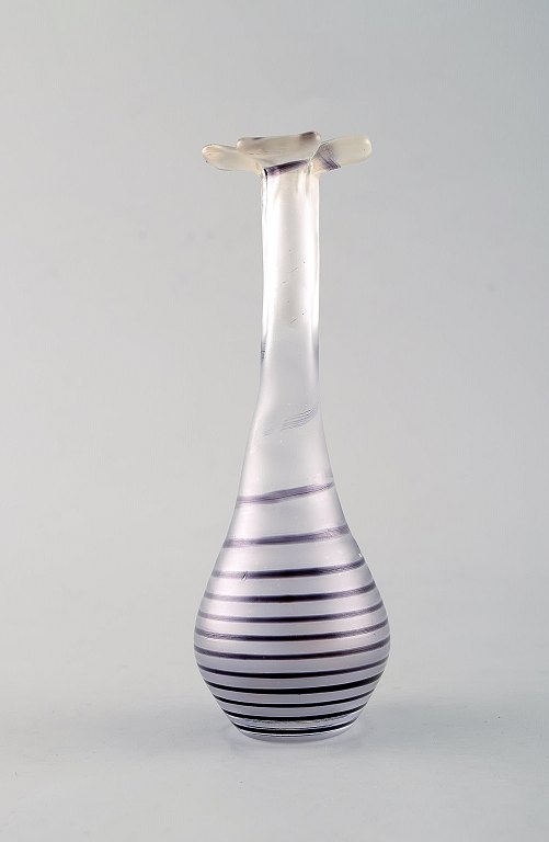 Ulrica Hydman Vallien for Kosta Boda. Vase i klart mundblæst kunstglas dekoreret 
med sorte striber. Svensk design 1980