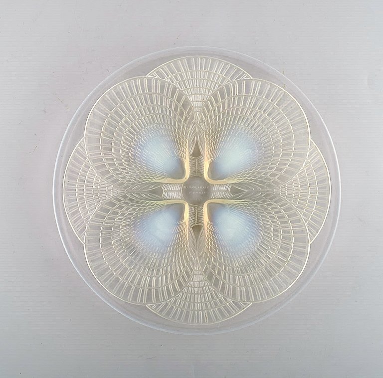 Early René Lalique "Coquilles" dish in art glass decorated with seashells. Dated 
before 1945.