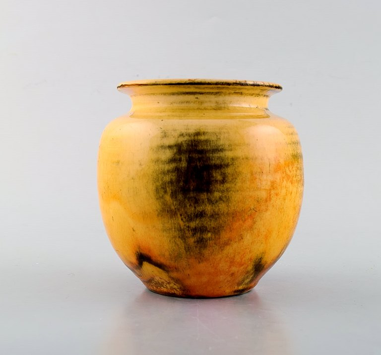 Svend Hammershøi for Kähler, HAK. Vase i glaseret stentøj. Smuk gul uranglasur. 
1930/40