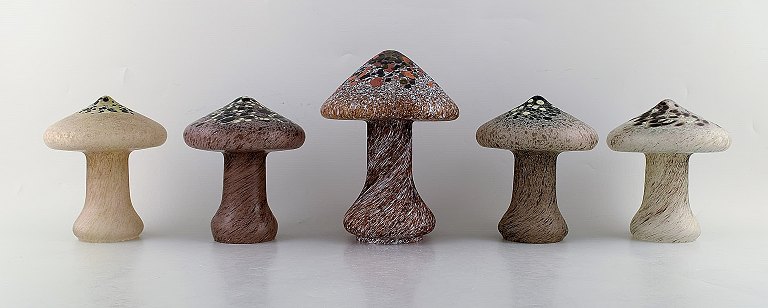 Monica Backström for Kosta Boda. Fem svampe i kunstglas. 1980