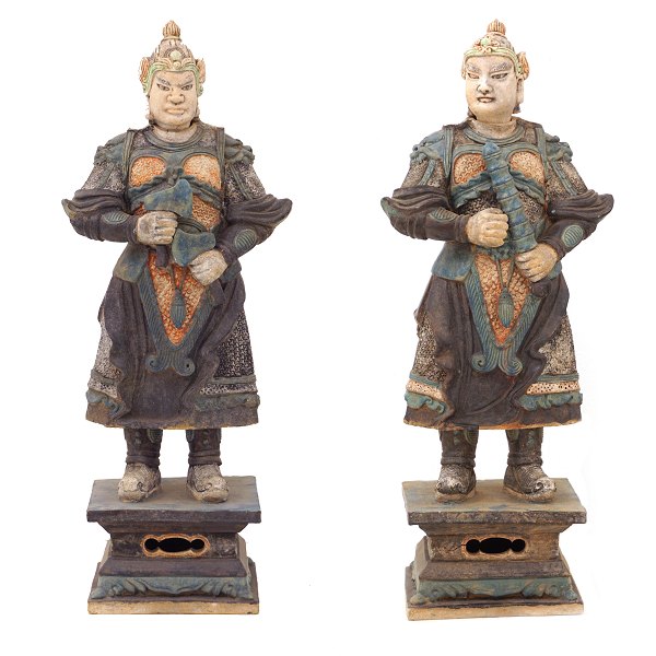 Et par særdeles store glaserede Ming-krigere på sokkel. Kina ca. år 1500. H: 83cm