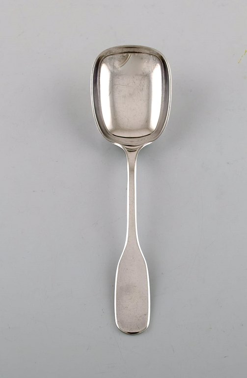 Hans Hansen silver cutlery. "Susanne" serving spoon in sterling silver. Danish 
design, mid 20th century.
