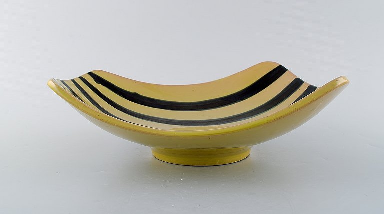 Gabriel keramik, Sverige. "Tropik" fad i glaseret keramik. Stribet design i gul 
sort glasur. 1950/60