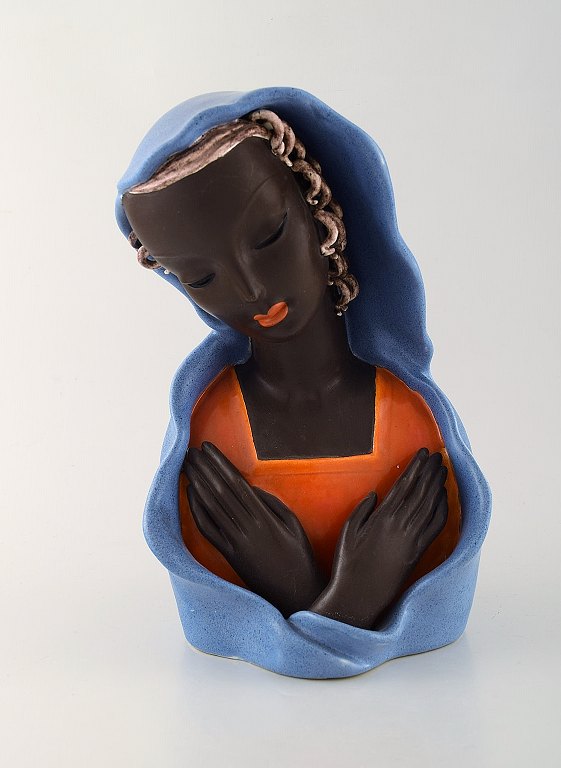 Goldscheider art deco figure of black madonna in glazed ceramics. Austria, 1920s 
/ 30