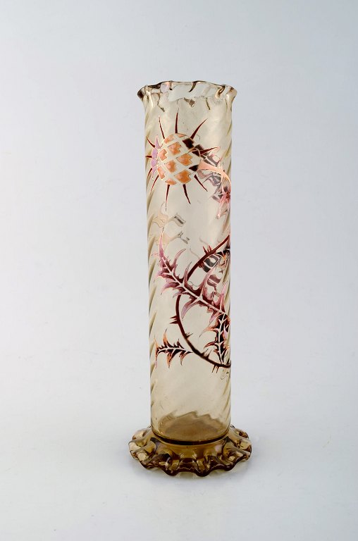 Tidlig Emile Gallé vase i klart matteret kunstglas. Overfang udskåret med 
motiver i form af blomster og blade. Kantet bund og munding. Emaljearbejde og 
forgyldt. Ca. 1885.