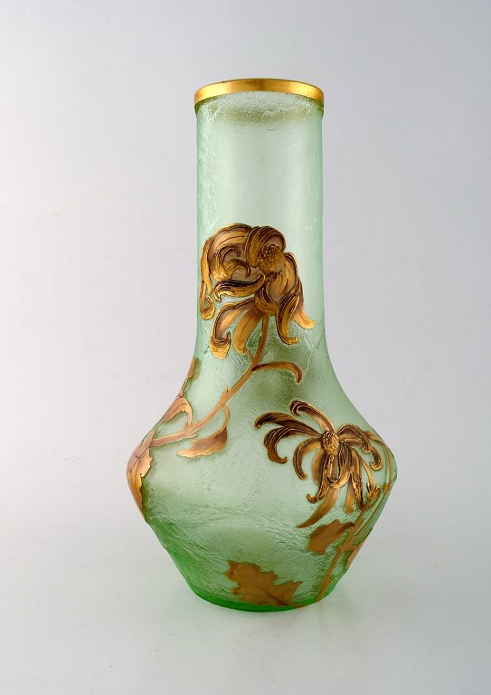 Montjoye, Frankrig. Stor art nouveau vase i mundblæst kunstglas. Dekoreret med 
blomster i emaljearbejde, forgyldt. Vase af høj kvalitet. Dateret 1880-1900.
