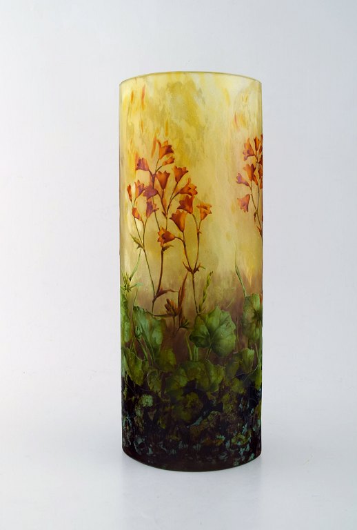 Daum Nancy art nouveau vase i mundblæst emalje kunstglas. Syreætset glas. 
Håndmalede røde blomster og grene i relief. Tidligt 1900-tallet.