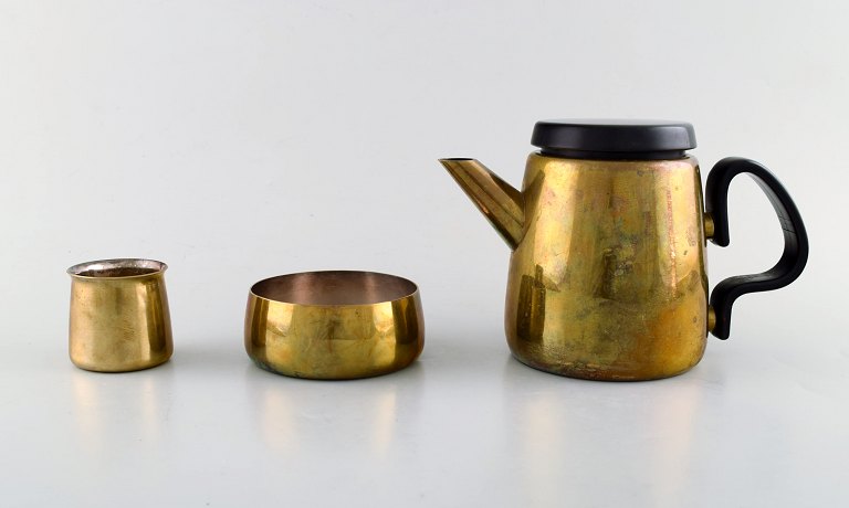 Henning Koppel (1918-81) for Georg Jensen, design 7002.
Kaffekande og sukker/fløde sæt i messing.