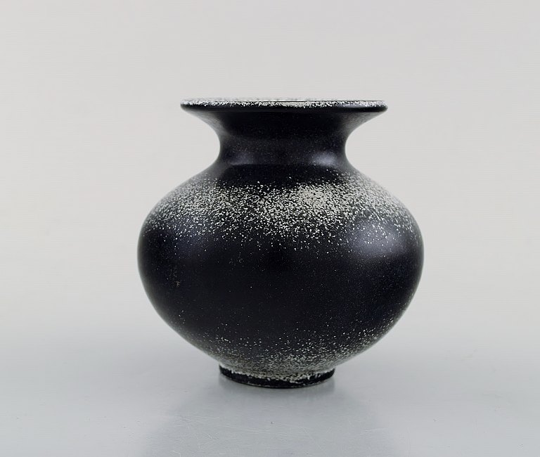 Svend Hammershøi for Kähler, HAK. Vase i glaseret stentøj. Smuk gråsort 
dobbeltglasur. 1930/40