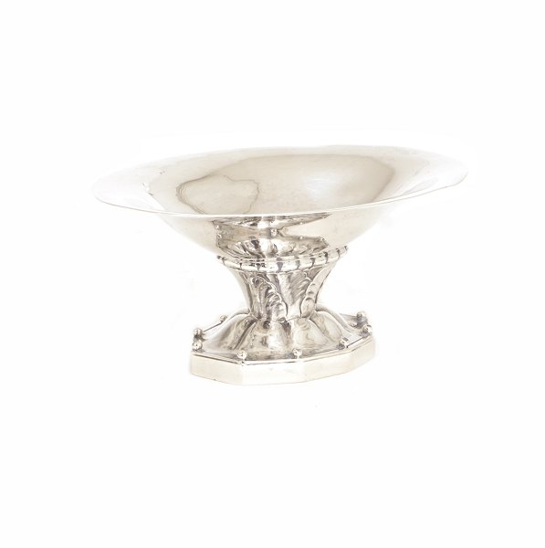 Georg Jensen, Denmark: A small sterlingsilver footed bowl. #42. From 1925-33. H: 
5,5cm. W: 97gr