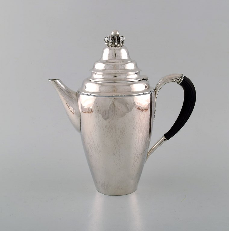 Sjælden Georg Jensen kaffekande i sterlingsølv med hank af ibenholt. Dateret 
1915-30.
