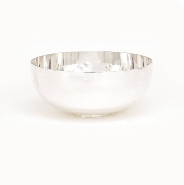 Piet Hein for Georg Jensen: Sølvskål i sterlingsølv. #1145C. H: 5,6cm. D: 13cm. 
V: 248gr