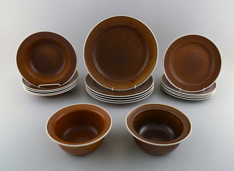 Stig Lindberg for Gustavsberg. "Coq" ovenproof service for five people in glazed 
stoneware. Rustic design, 1960