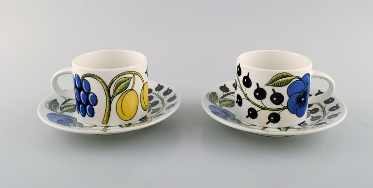 Birger Kaipiainen for Arabia. Two "Paratiisi" cups with saucers in porcelain. 
Late 20th century.
