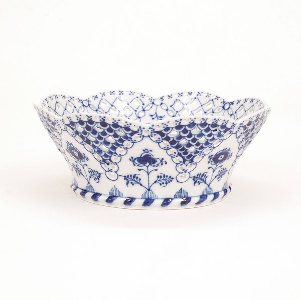 Royal Copenhagen: A large blue fluted full lace bowl 1061. H: 9cm. D: 23cm