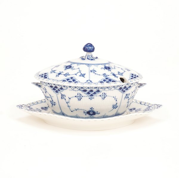 Royal Copenhagen: A blue fluted full lace sauce boat 1106. H: 14cm. L: 25cm