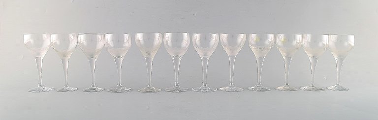 Bjørn Wiinblad (1918-2006) for Rosenthal. Twelve "Lotus" glasses in clear art 
glass decorated with lotus flower. 1980