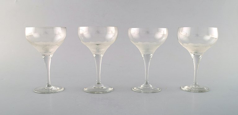 Bjørn Wiinblad (1918-2006) for Rosenthal. Four "Lotus" glasses in clear art 
glass decorated with lotus flower. 1980