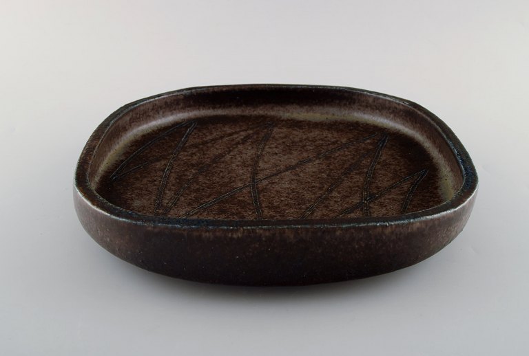 Eva Stæhr-Nielsen for Saxbo. Large dish of stoneware in modern design with 
sgraffito. Ca. 1960.
