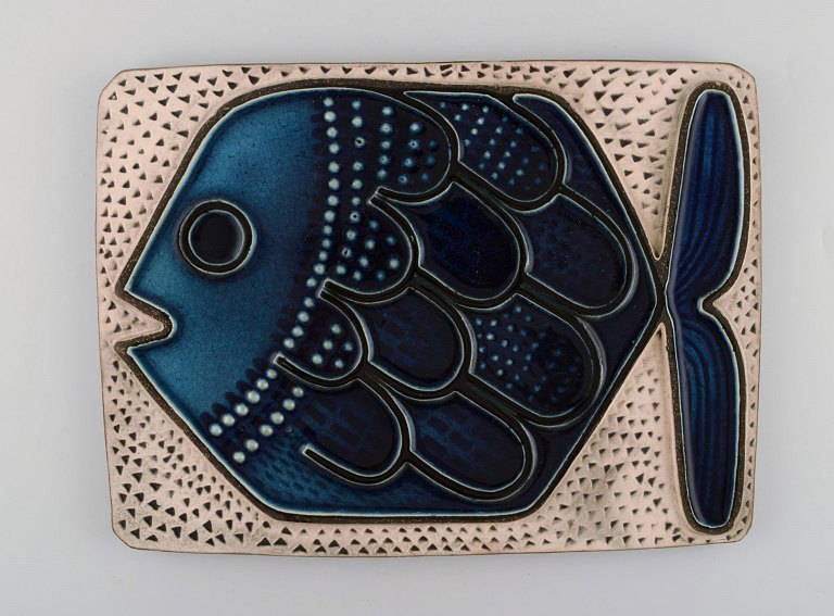 Mari Simmulson for Upsala-Ekeby. Vægplakette i glaseret keramik udsmykket med 
fisk. Ca. 1960. 

