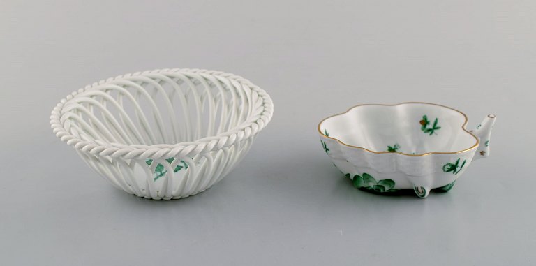 Herend "Green Chinese Bouquet". Two porcelain bowls with gold decoration and 
green flowers. Mid 20th century.
