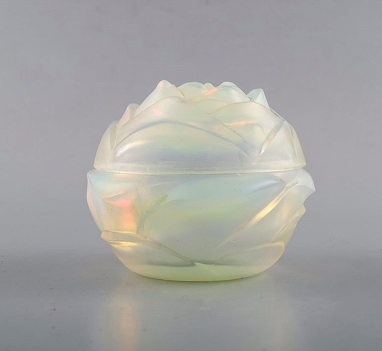 Etling, France. Art deco bonbonniere / powder pot in opalescent glass, decorated 
with flower and foliage in relief. Art glass, 1930s. Model Number: 277.
