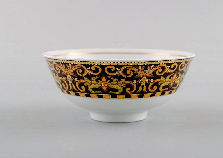 Gianni Versace for Rosenthal. "Barocco" skål i porcelæn med gulddekoration. Sent 
1900-tallet. 
