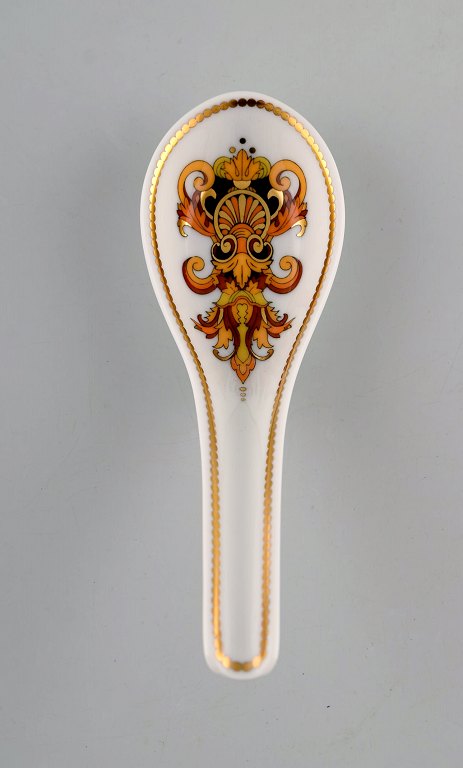 Gianni Versace for Rosenthal. "Barocco" spoon in porcelain with gold decoration. 
Late 20th century.
