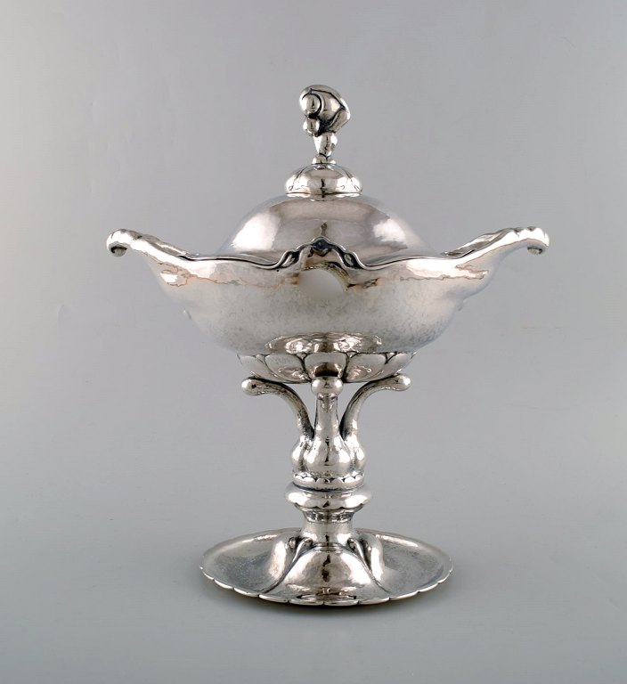 Thorvald Nielsen Meier, Copenhagen 1917-1948. Large boat-shaped lidded compote 
in hammered silver (830). Copenhagen silver master. Dated 1917.
