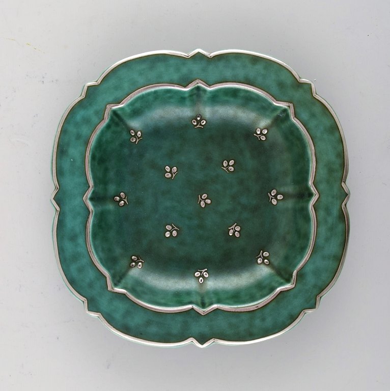 Wilhelm Kåge, Gustavsberg, art deco Argenta dish / bowl in ceramics decorated 
with leaves in silver inlaid. Sweden 1940