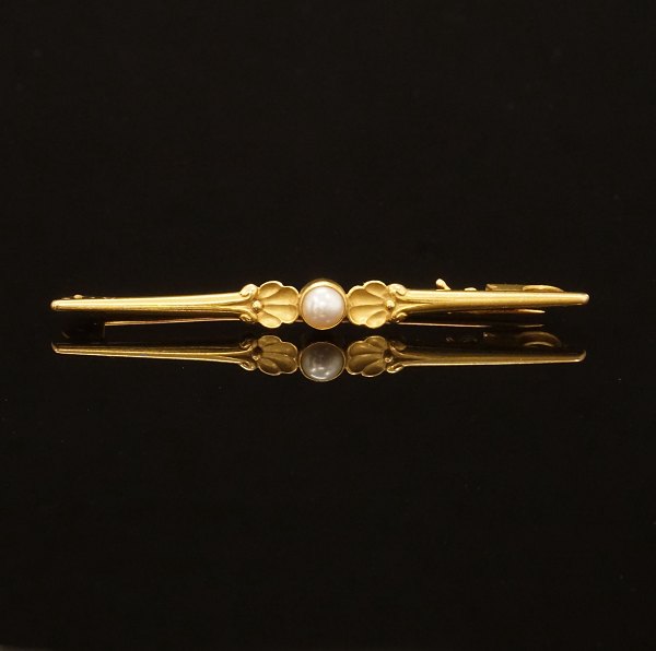 A Georg Jensen gold brooch from the period 1933-44. L: 6cm