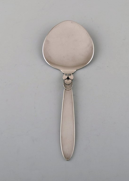 Georg Jensen "Cactus" serving spade in all silver. Sterling silver. Dated 
1945-51.
