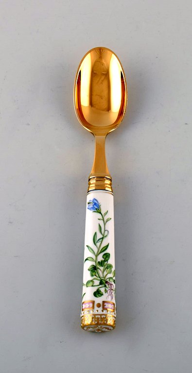 Georg Jensen for Royal Copenhagen. "Flora Danica" spiseske af forgyldt 
sterlingsølv. Skafte af porcelæn dekoreret i farver og guld med blomster.
