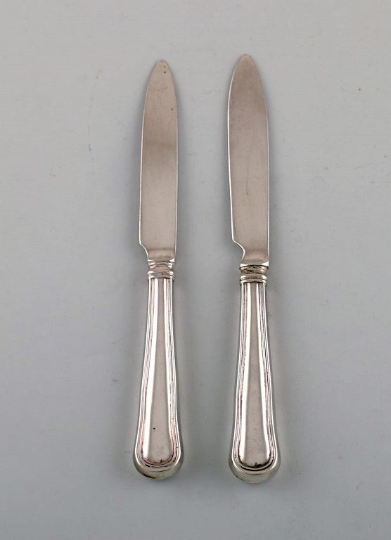 To "Dobbeltriflet" frugtknive i tretårnet helsølv. Dateret 1920