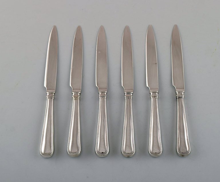 Seks "Dobbeltriflet" frugtknive i tretårnet helsølv. Dateret 1920