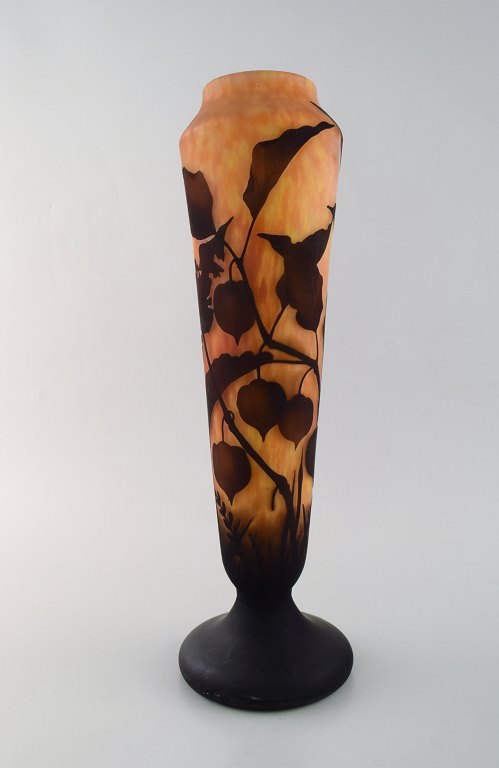 Daum Nancy, Frankrig. Stor vase i mundblæst kunstglas dekoreret med bladværk. 
Ca. 1920.
