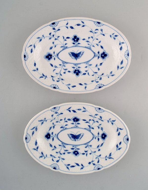 Bing & Grøndahl / B&G, "Sommerfugl". To tidlige ovale fade i håndmalet porcelæn. 
Tidligt 1900-tallet. 

